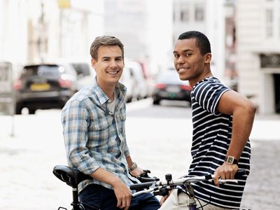 To unge mænd står med cykler