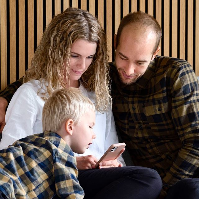 Familie kigger på mobiltelefon