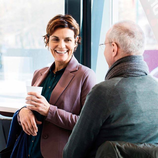 To seniorer på café