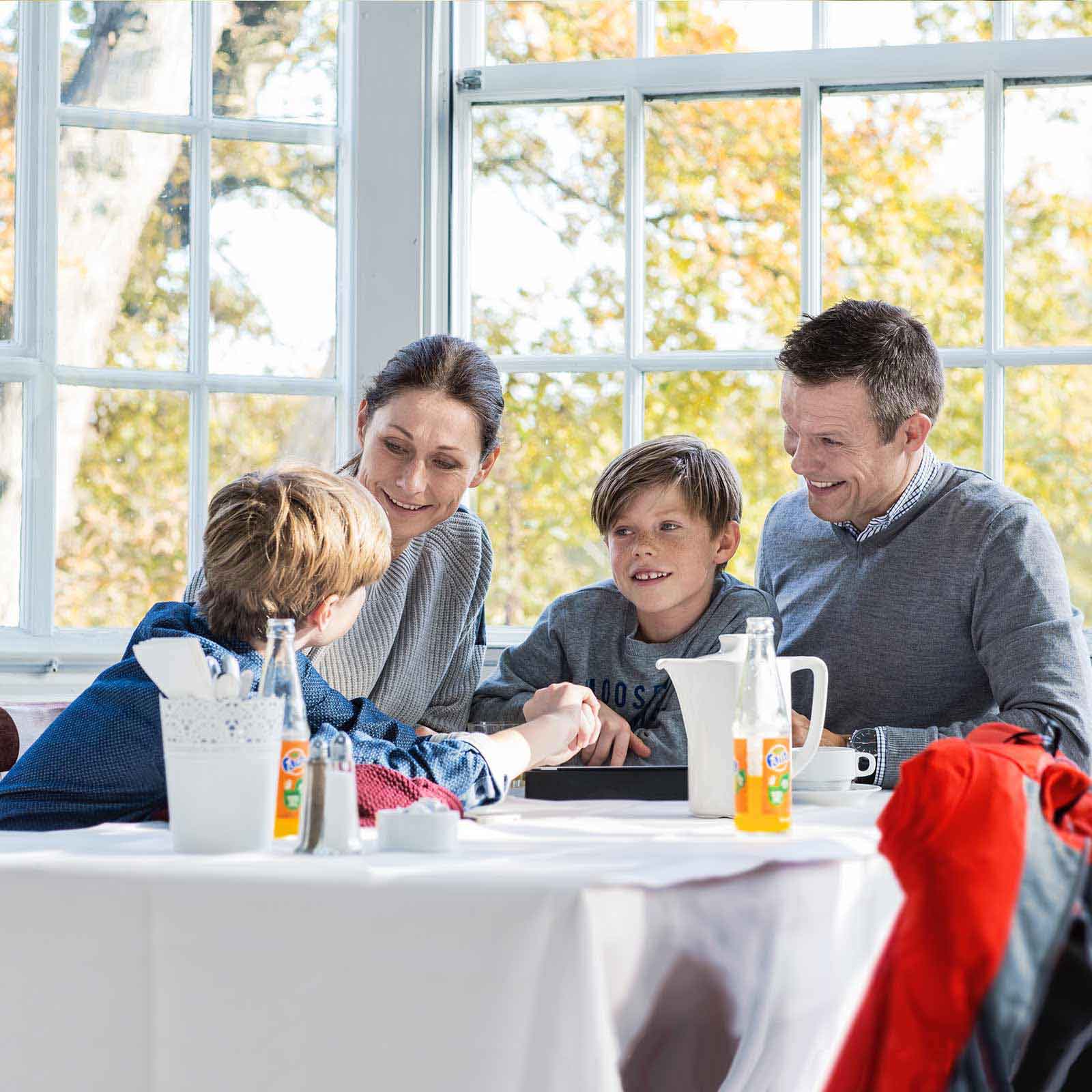 Familie på skovcafé